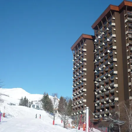 Renove Skis Aux Pieds Pour 3 Personnes Apartment *
